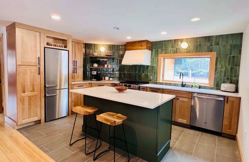 Bridgewater Corners Cabina | Cozy Brookside Cabin with Hot Tub | Woodstock VT