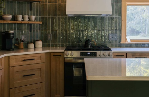 Bridgewater Corners Cabina | Cozy Brookside Cabin with Hot Tub | Woodstock VT