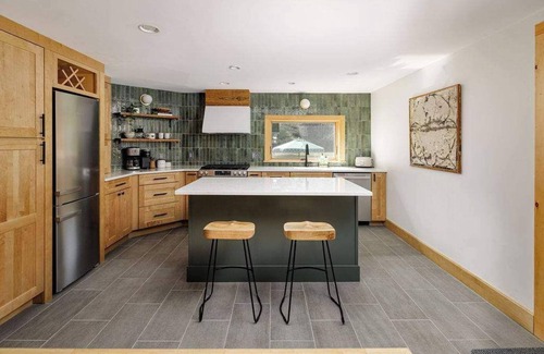 Bridgewater Corners Cabina | Cozy Brookside Cabin with Hot Tub | Woodstock VT