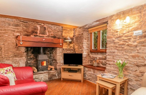 Monmouth Cabaña | BROOKSIDE COTTAGE, pet friendly, with open fire in Monmouth