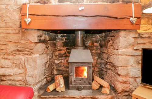 Monmouth Cabaña | BROOKSIDE COTTAGE, pet friendly, with open fire in Monmouth