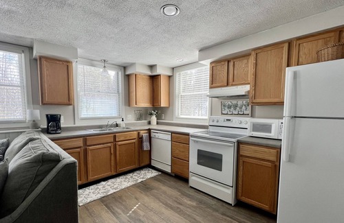Waterford Apartamento | *Brookside Retreat* 1bed/1 bath apt w/ private laundry great for travel nurse
