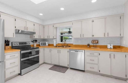 Brooksville Casa | Brooksville Oasis! 3 Bedroom, Heated Pool Home