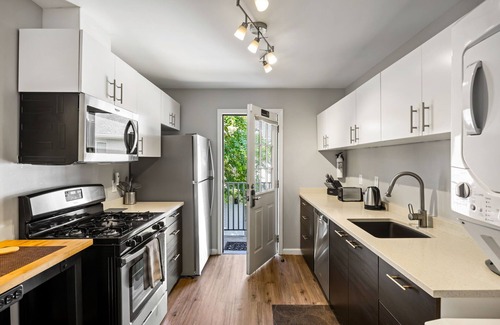 Brookwood Apartamento | Brookwood Courtyard by BCA Furnished Apt