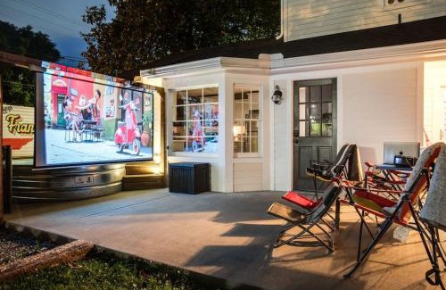 Franklin Casa | Brookwood Getaway Stock Tank Pool Outdoor Theater
