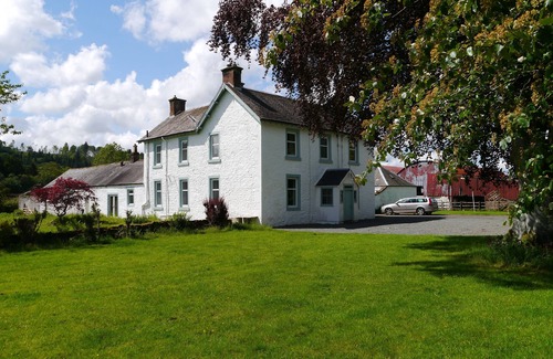 Beattock Cabaña | Broomlands Farmhouse - a house that sleeps 10 guests in 5 bedrooms