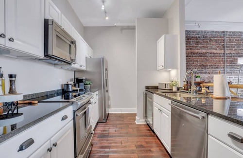 Historic District - North Apartamento | Broughton Street Bungalow - Steps to Everything