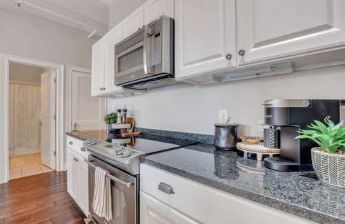 Historic District - North Apartamento | Broughton Street Bungalow - Steps to Everything