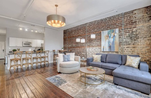 Historic District - North Apartamento | Broughton Street Bungalow - Steps to Everything