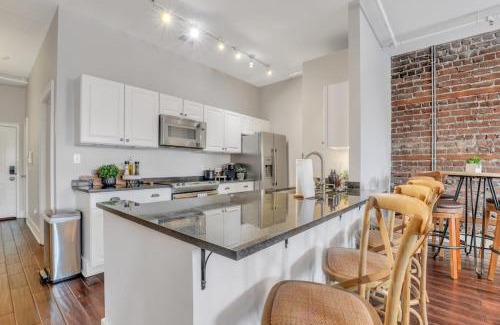 Historic District - North Apartamento | Broughton Street Bungalow - Steps to Everything