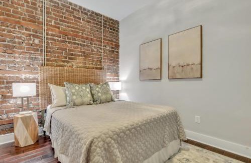 Historic District - North Apartamento | Broughton Street Bungalow - Steps to Everything
