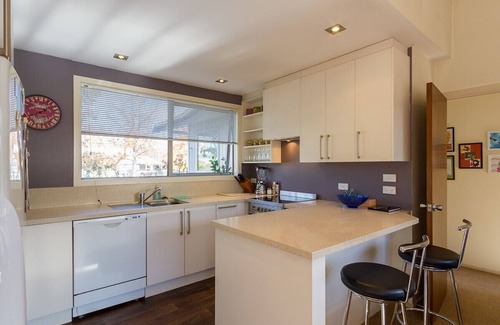 Arrowtown Cabaña | Brow Peak View - Arrowtown Holiday Home