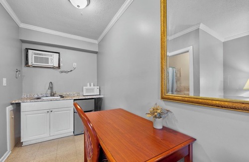 Riverview Apartamento | Brownstown MI 1BR Apt w/ Sofa Bed and Bathtub