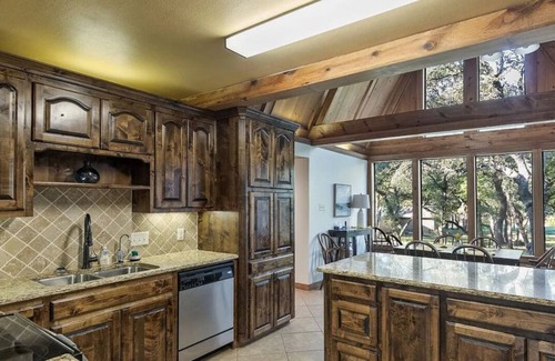 Brownwood Casa | Brownwood Lodge - Roomy Lakeside