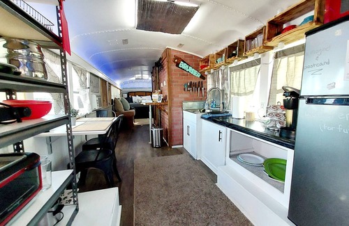 West Monroe Casa | Bruiser Cozy Riverfront School Bus Pet Friendly