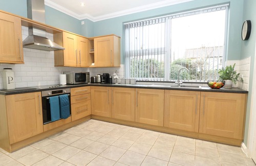 Brundall Casa | BRUNDALL HOUSE, pet friendly, with a garden in Brundall