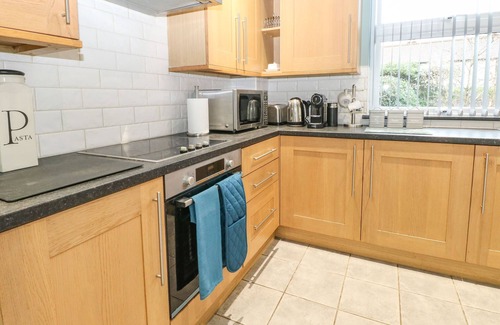 Brundall Casa | BRUNDALL HOUSE, pet friendly, with a garden in Brundall