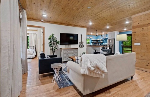 Little Flock Casa | Brush Creek Cottage On 112 Acres of Land Sleeps 6