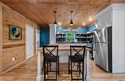 Little Flock Casa | Brush Creek Cottage On 112 Acres of Land Sleeps 6