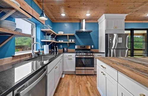 Little Flock Casa | Brush Creek Cottage On 112 Acres of Land Sleeps 6