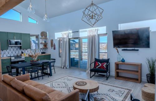 Hatch Casa | Brycegate Retreat. Stunning Views. Modern Comforts.