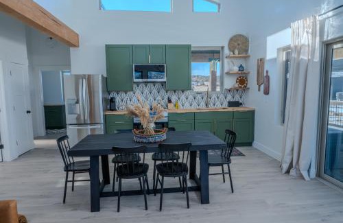 Hatch Casa | Brycegate Retreat. Stunning Views. Modern Comforts.