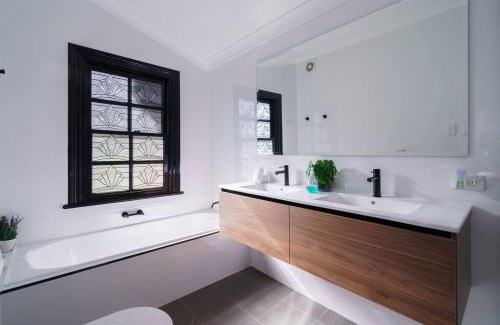 Leura Casa | Bryn-y-Mor Cottage Romantic Fireplace Couples