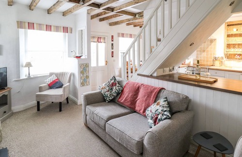 Cwrt Cabaña | BRYNIAU BYCHAIN COTTAGE, pet friendly, with a garden in Cwrt