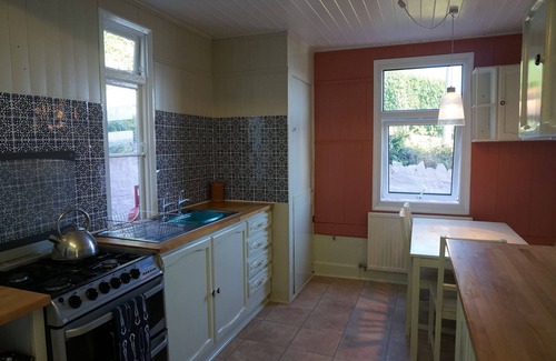 Goodwick Chalet De Esquí | Bryn Sior, Cabaña en la colina en Goodwick con vistas al mar