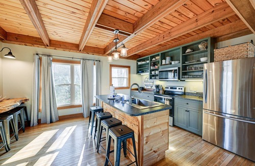 Bryson City Cabina | Bryson City Cabin: Deck & Mountain-View Hot Tub