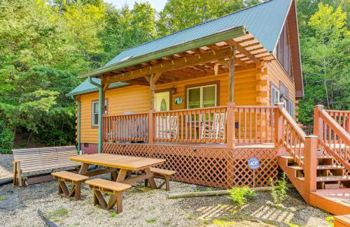 Bryson City Casa | Bryson City Cabin Rental with Views and Hot Tub
