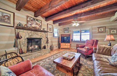 Bryson City Casa | Bryson City Cabin with Hot Tub about 10 Mi to Dtwn!