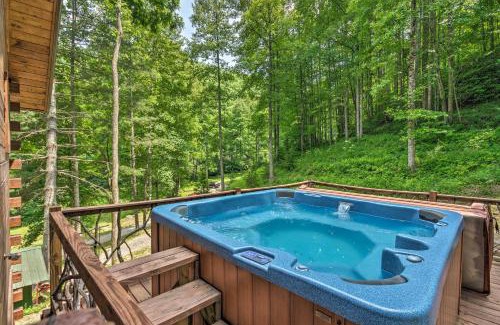 Bryson City Apartamento | Bryson City Cabin with Wraparound Deck and Hot Tub