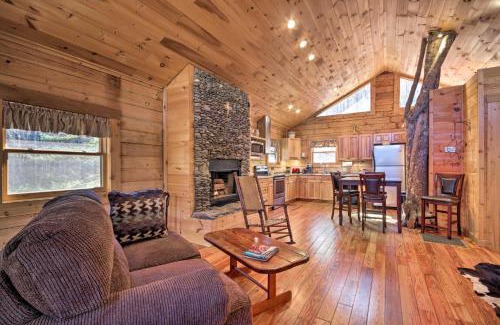 Bryson City Apartamento | Bryson City Cabin with Wraparound Deck and Hot Tub
