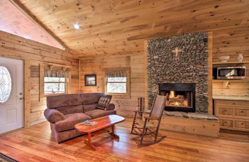 Bryson City Apartamento | Bryson City Cabin with Wraparound Deck and Hot Tub