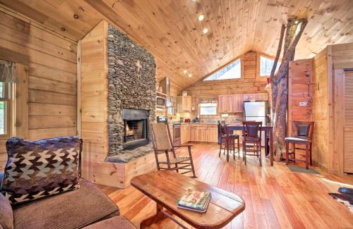 Bryson City Apartamento | Bryson City Cabin with Wraparound Deck and Hot Tub
