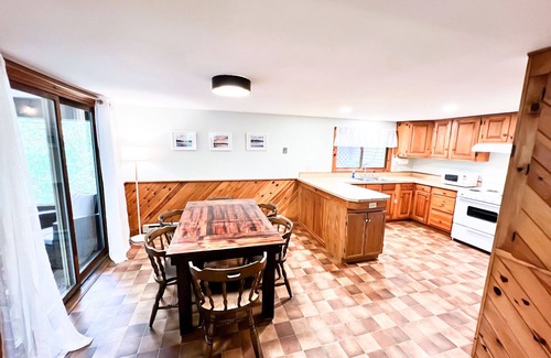 Schroon Lake Apartamento | Bubar Barn - screen porch, deck, + parking