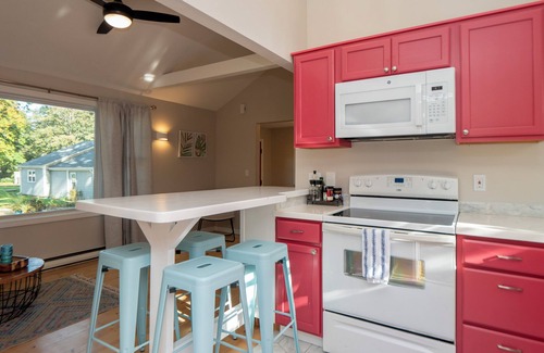 Middletown Casa | Bubbly Sunlit Newport cottage near fantastic beach area!