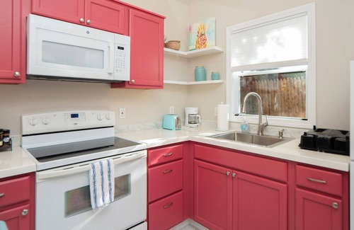 Middletown Casa | Bubbly Sunlit Newport cottage near fantastic beach area!