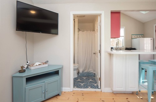 Middletown Casa | Bubbly Sunlit Newport cottage near fantastic beach area!