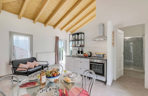 Arcumeggia Apartamento | Bucaneve Apartment, Casalzuigno, Italy