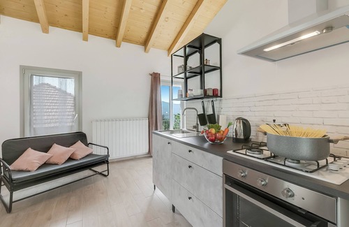 Arcumeggia Apartamento | Bucaneve Apartment, Casalzuigno, Italy
