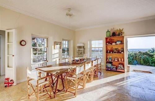 Governor's Harbour Apartamento | Buccaneer Hill Main House home