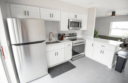 Pine Castle Casa | Buchanon Bungalows Palm Suite