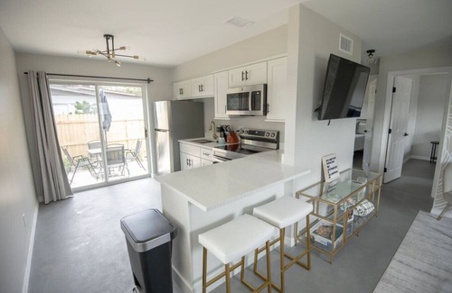 Pine Castle Casa | Buchanon Bungalows Palm Suite