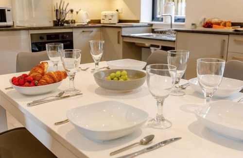 Moreton Valence Cabaña | Buck Cottage, disabled adapted 3 bed hot tub pets
