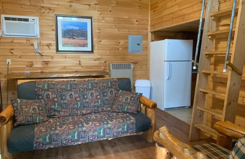 Frank Cabina | Buck Hill Tiny Home Cabin #3 Mountain & Pond Views