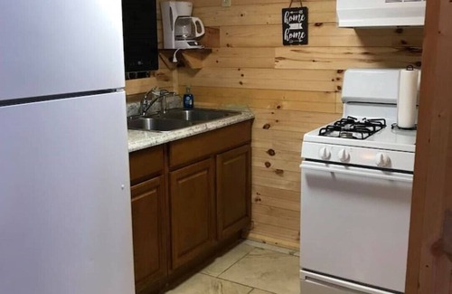 Frank Cabina | Buck Hill Tiny Home Cabin #3 Mountain & Pond Views