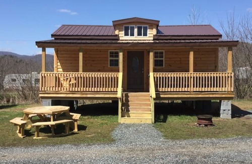 Frank Cabina | Buck Hill Tiny Home Cabin #3 Mountain & Pond Views