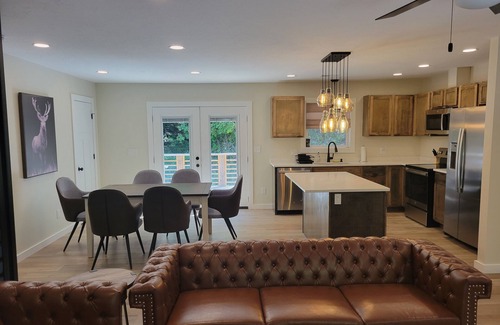 Kerr Condominio | "Buckeye Haven Retreat" This NEW charming 1,000 SF 2-bed,1-bath sleeps 6 people